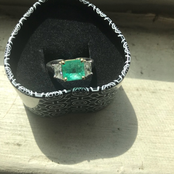 Columbian Emerald and Diamond Ring - Picture 3 of 15